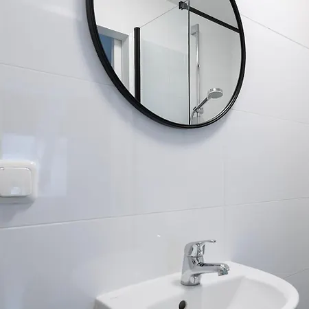 Newly Renovated With Kitchen Access